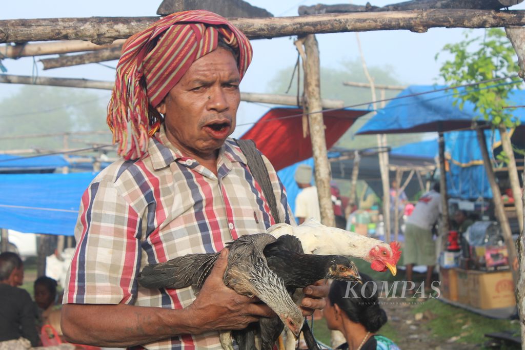 Penjual ayam di pasar tradisional Kaputu di Desa Manulea, Kecamatan Sasitamean, Kabupaten Malaka, pada Rabu (31/1/2024) pagi. Jenis ayam kampung paling banyak dijual di pasar tersebut.
