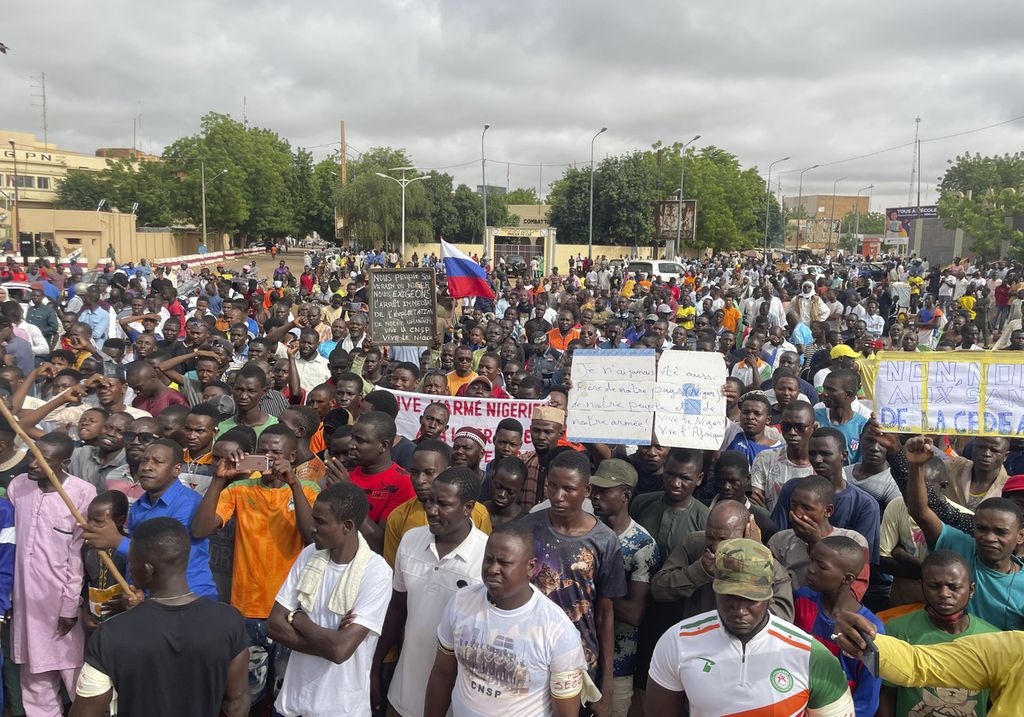 Warga pendukung kudeta militer Niger berdemonstrasi menolak rencana intervensi militer asing, termasuk dari negara-negara ECOWAS, di Niamey, Niger, 3 Agustus 2023. ECOWAS memberikan tenggat waktu bagi militer Niger untuk membebaskan Presiden Mohamed Bazoum dan mengembalikan pemerintahan ke tangan sipil hasil pemilu 2021, Senin (7/8/2023). 