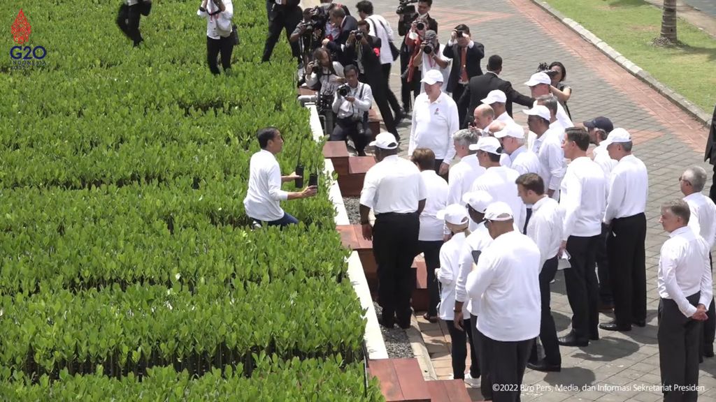 Presiden Joko Widodo (jongkok di lahan pembibitan) bersama para pemimpin negara-negara G20 saat mengunjungi Taman Hutan Raya di Bali, Rabu (16/11/2022). Indonesia mengajak negara-negara G20 berkolaborasi dan bekerja sama dalam sebuah aksi nyata untuk pembangunan hijau dan ekonomi hijau yang inklusif.