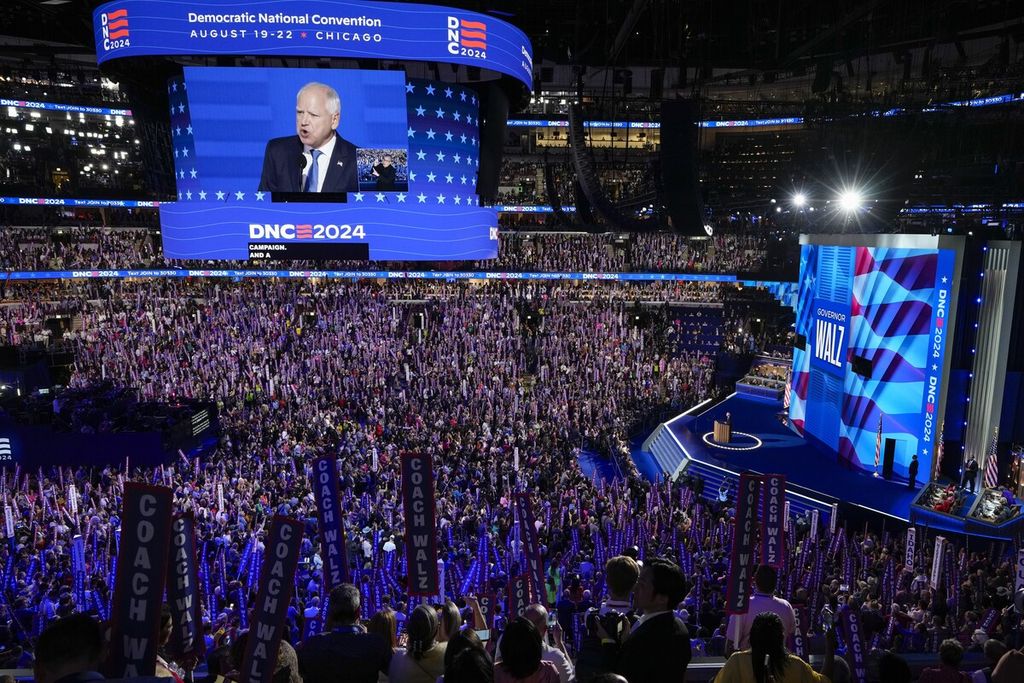 Kandidat wakil presiden Amerika Serikat dari Partai Demokrat, Tim Walz, berbicara saat Konvensi Nasional Demokrat, Rabu (21/8/2024), di Chicago, Illinois. 