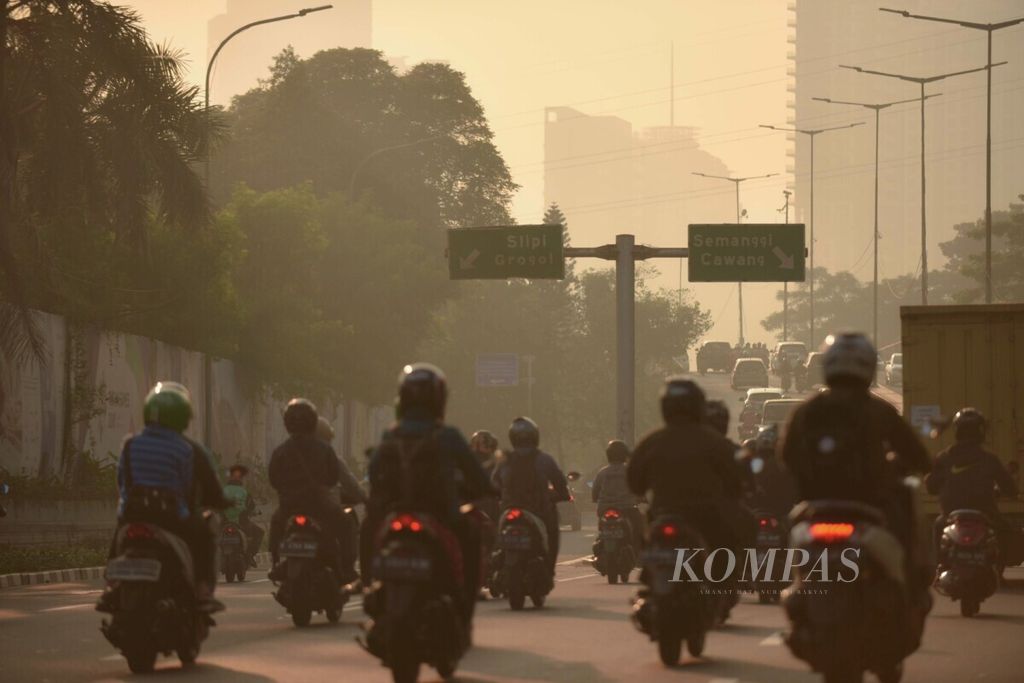 Ilustrasi. Pengendera menembus kabut pagi yang bercampur dengan asap kendaraan bermotor di Jalan Gerbang Pemuda, Senayan, Jakarta, Rabu (26/6/2019). Asap kendaraan bermotor menjadi salah satu sumber terbesar polusi udara di Jakarta.