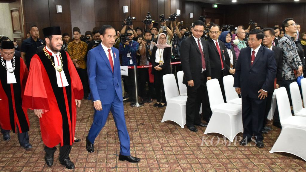 Presiden Joko Widodo didampingi Ketua Mahkamah Konstitusi (MK) Anwar Usman dan Wakil Ketua MK Aswanto memasuki ruang sidang untuk mengikuti Sidang Pleno Penyampaian Laporan Tahunan 2019 di Gedung MK, Jakarta, Selasa (28/1/2020). 
