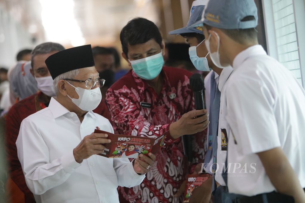 Vice President Ma'ruf Amin (left) inspects the Semarang  Public Service Mall (MPP) at the Mangkang Terminal Complex, Tugu District, Semarang, Central Java, Tuesday (04/04/2023).
