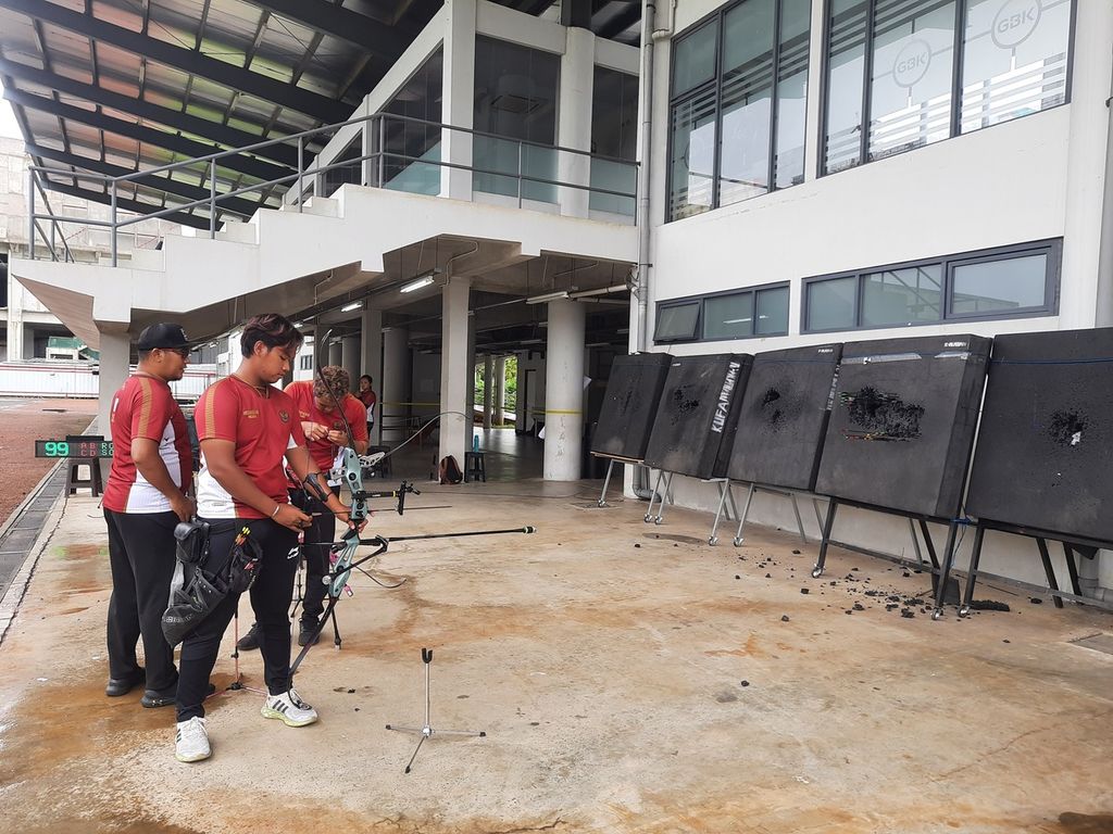 Sejumlah atlet tim nasional panahan sedang berlatih dalam kategori recurve di Lapangan Panahan, Gelora Bung Karno, Jakarta, Kamis (17/11/2022). Latihan ini bentuk persiapan umum dalam perhelatan babak kualifikasi Olimpiade 2024 serta Asian Games yang berlangsung pada 2023.