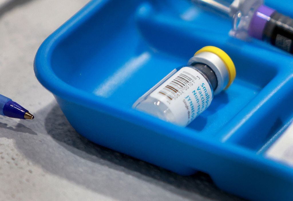 Tabung vaksin cacar monyet di atas meja saat vaksinasi di Pride Center di Wilton Manors, Florida, Amerika Serikat, 12 Juli 2022. 