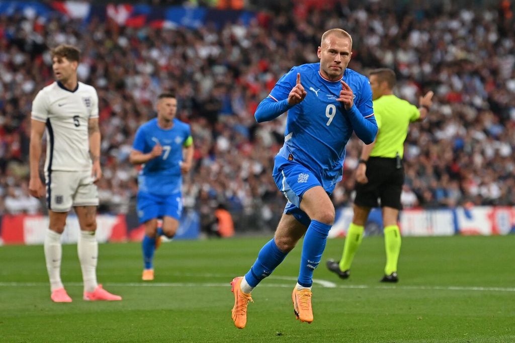 Penyerang Eslandia, Jon Dagur Thorsteinsson, melakukan selebrasi setelah mencetak gol dalam pertandingan uji coba antara Inggris dan Eslandia di Stadion Wembley, London, Sabtu (8/6/2024) dini hari WIB. Inggris kalah dari Eslandia dengan skor 0-1. 