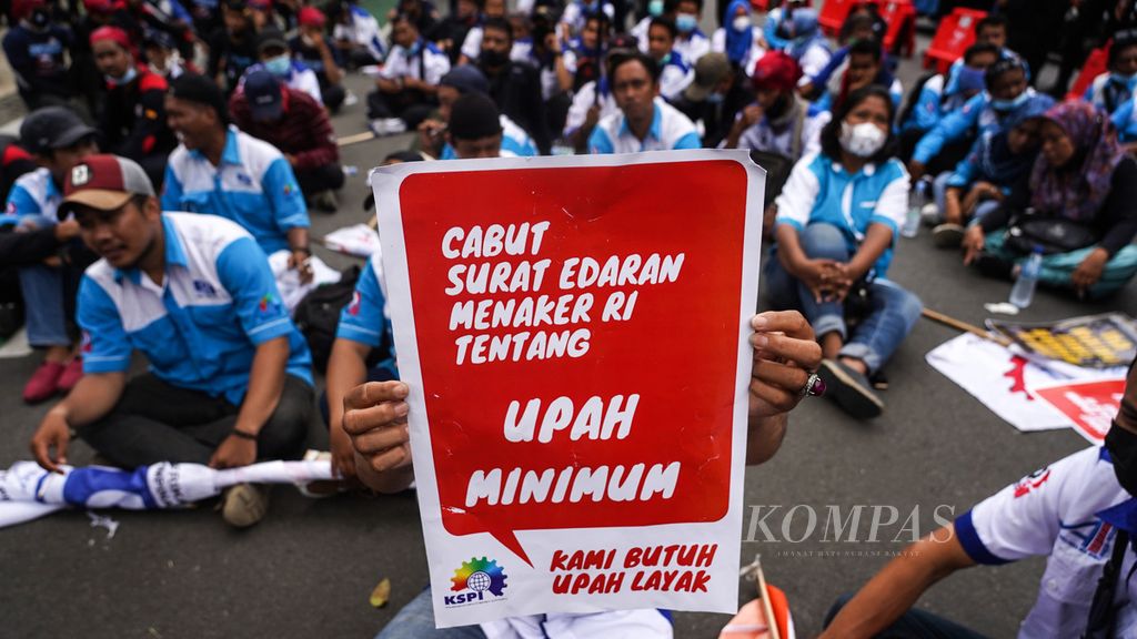 Salah satu poster yang dibawa buruh dari Federasi Serikat Pekerja Metal Indonesia (FSPMI) dan Konfederasi Serikat Pekerja Indonesia (KSPI) ketika menggelar aksi di depan Balai Kota DKI Jakarta, Jakarta, Jumat (19/11/2021).