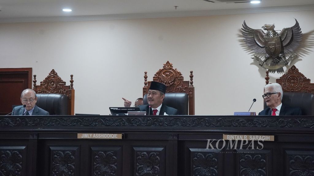 Tiga anggota Majelis Kehormatan Mahkamah Konstitusi, Wahiduddin Adams, Jimly Asshiddiqie, dan Bintan R Saragih, dalam sidang pelaporan etik di Majelis Kehormatan Mahkamah Konstitusi (MKMK) di Gedung 2 Mahkamah Konstitusi (MK), Jakarta, Kamis (2/11/2023). 