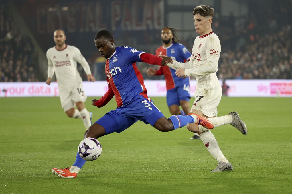 Pemain Crystal Palace Tyrick Mitchell (tengah) menggiring bola dengan dibayangi pemain Manchester United Alejandro Garnacho pada laga Liga Inggris di Stadion Selhurst Park, London, Inggris, Selasa (7/5/2024) dini hari WIB. Mitchell mencetak satu gol pada laga itu.