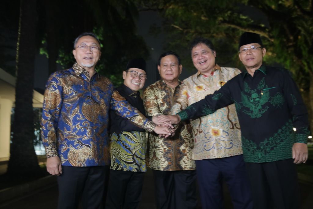 National Mandate Party (PAN) Chairperson Zulkifli Hasan, National Awakening Party Chairperson Muhaimin Iskandar, Gerindra Party Chairperson Prabowo Subianto, Golkar Party Chairperson Airlangga Hartarto, and Acting United Development Party Chairperson Muhammad Mardiono (from left to right) posing in outside the Jakarta Presidential Palace Complex, Tuesday (2/5/2023) evening after meeting with President Joko Widodo.