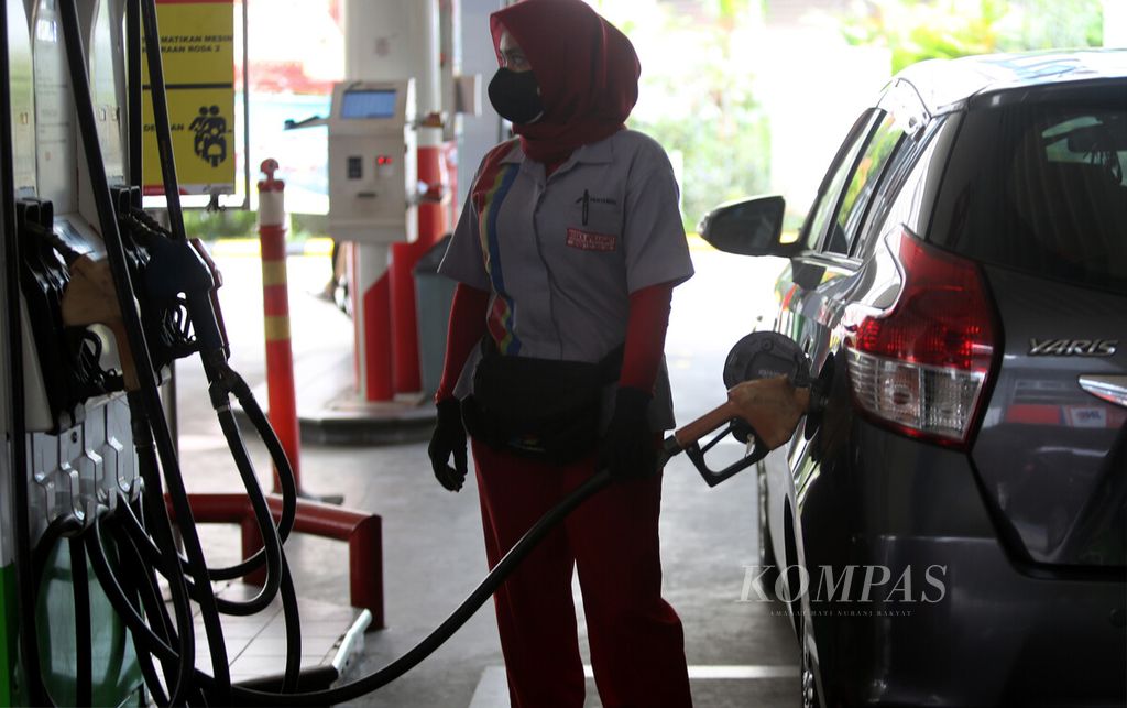 Petugas mengisi bahan bakar pertalite di SPBU Pertamina di kawasan Kuningan, Jakarta, Selasa (28/12/2021). 