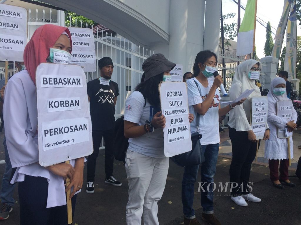 Unjuk rasa di Kota Jambi, Kamis (26/7/2018), memprotes hukuman bagi WA (15) ,korban pemerkosaan yang dihukum 6 bulan penjara karena menggugurkan kandungannya di Kabupaten Batanghari, Jambi.