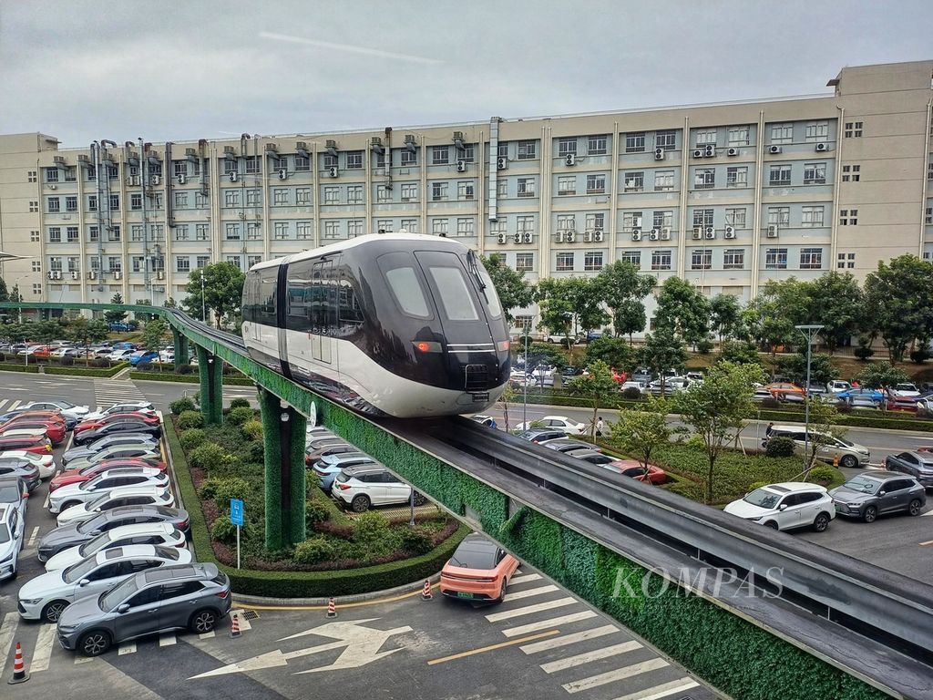 SkyShutlle melaju di salah satu sudut kantor pusat BYD di Shenzhen, China, Rabu (20/12/2023). Kereta listrik ini membantu mobilitas karyawan BYD di area kantor mereka.