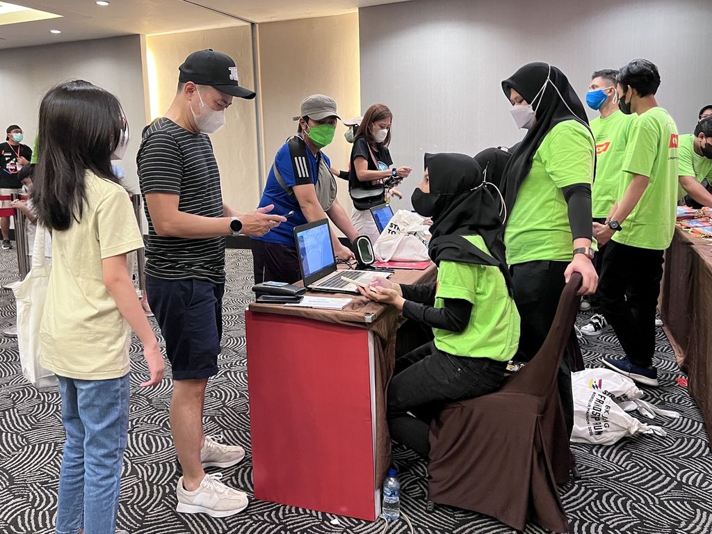 Panitia Friendship Run Makassar melayani peserta yang mendaftar ulang dan mengambil <i>race pack</i> di Hotel Santika Makassar, Sulawesi Selatan, Sabtu (8/10/2022).