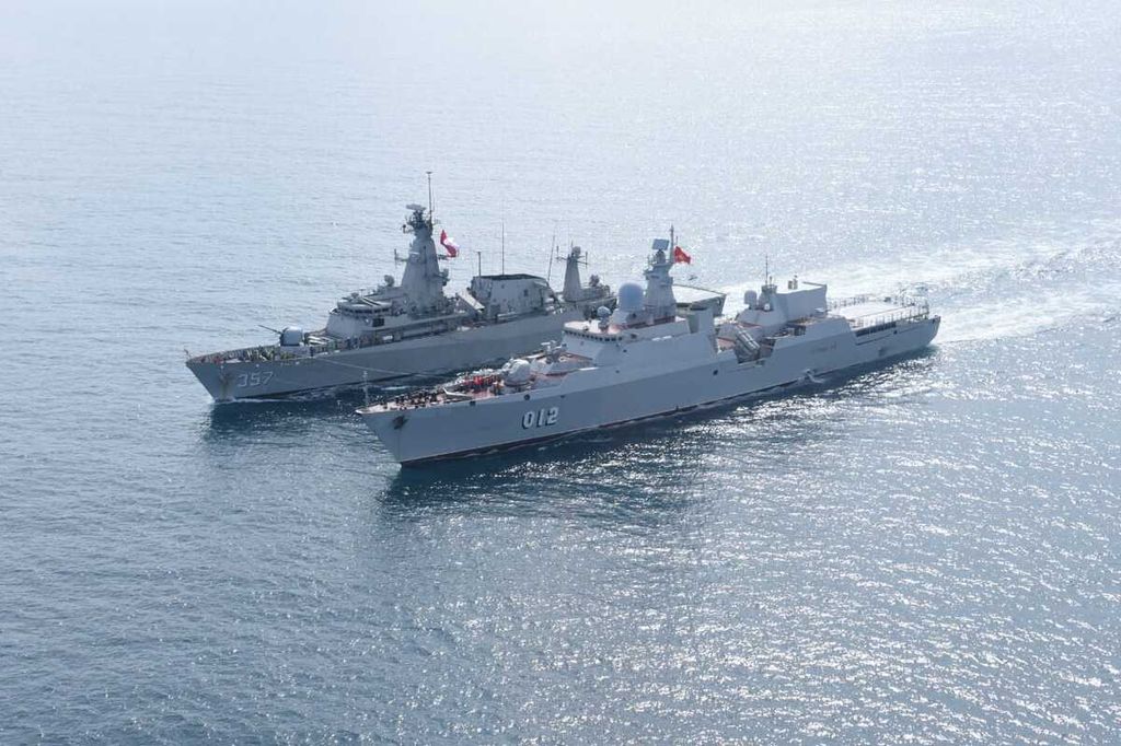 KRI Bung Tomo-357 dan kapal frigat Vietnam 012-Ly Thai To berlayar beriringan saat melakukan latihan manuver bersamadi perairan timur Pulau Bintan pada 31 Agustus-1 September 2022.