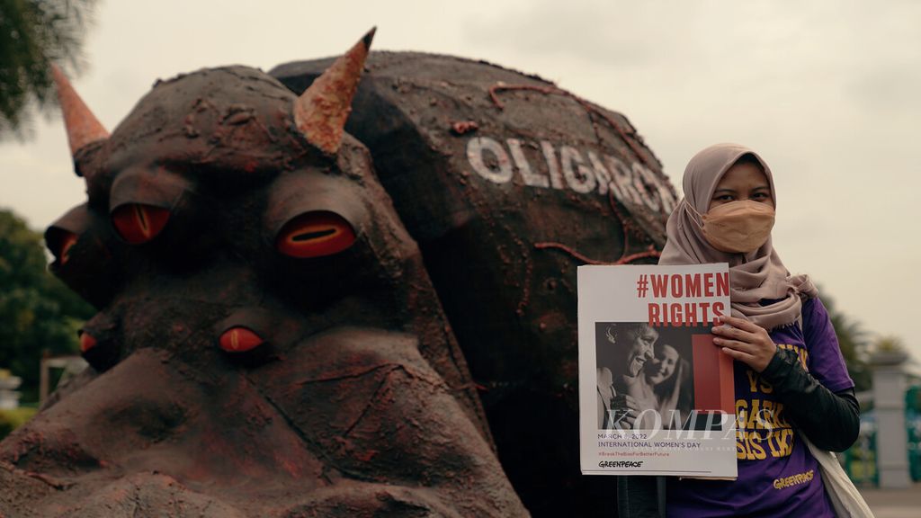 Aktivis perempuan dari Greenpeace aksi teatrikal memperingati Hari Perempuan Internasional di kawasan silang Monumen Nasional, Jakarta Pusat, Selasa (8/3/2022). 