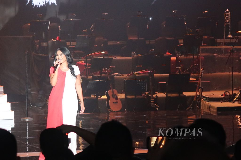 Konser tunggal Anggun bertajuk #enchantingANGGUN di Jakarta Convention Center, Jakarta, Minggu (28/7/2024). Beberapa musisi juga tampil, yaitu Achmad Albar, Ian Antono, Isyana Sarasvati, dan Fabio Asher.