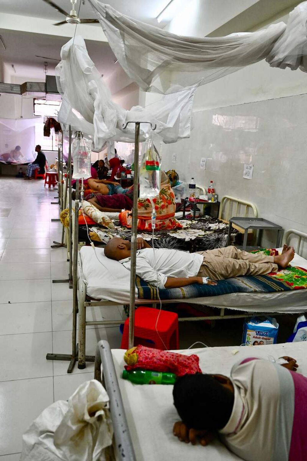 Seorang pasien demam berdarah mendapatkan perawatan di Rumah Sakit Shaheed Suhrawardy Medical College di Dhaka, Bangladesh, Senin (2/10/2023). Sejak awal tahun hingga saat ini lebih dari 1.000 orang di Bangladesh meninggal akibat demam berdarah. Data menunjukkan Bangladesh sedang dilanda wabah demam berdarah terburuk. 