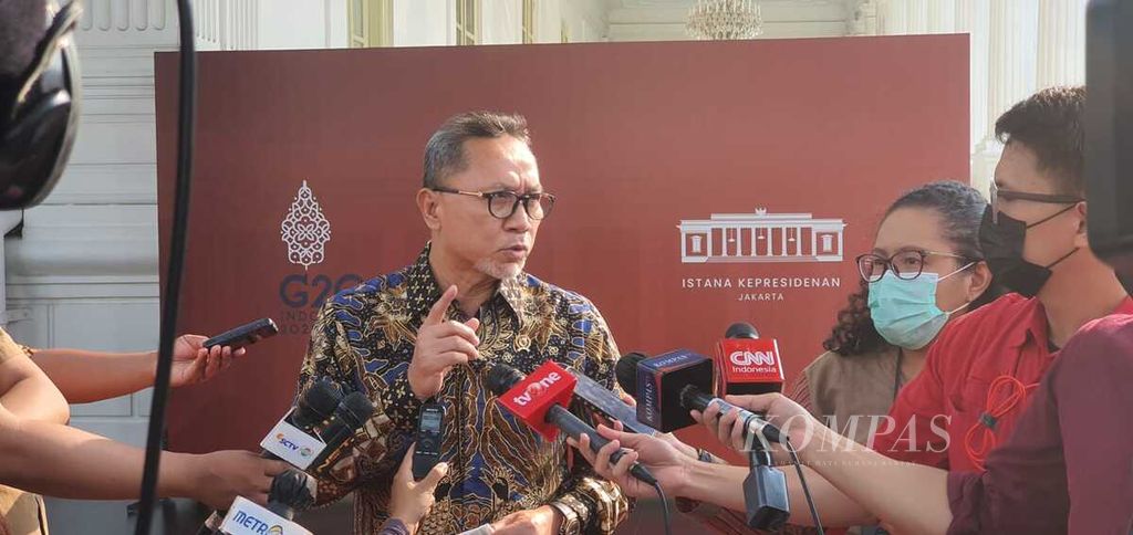 Menteri Perdagangan Zulkifli Hasan sebelum mengikuti sidang kabinet paripurna di Istana Negara, Jakarta, Senin (20/6/2022).