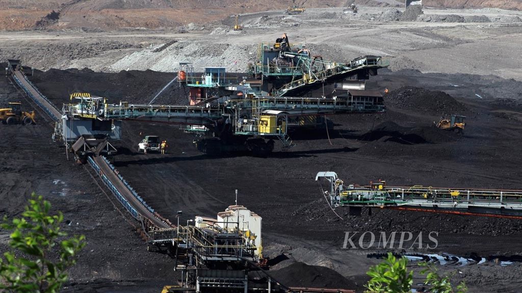 Aktivitas penambangan batubara di PT Bukit Asam Tbk (Persero) yang berlokasi di Tanjung Enim, Kecamatan Lawang Kidul, Kabupaten Muara Enim, Sumatera Selatan, Kamis (14/12/2017). Setiap tahun, PTBA mampu memproduksi batubara antara 25 juta dan 30 juta ton.