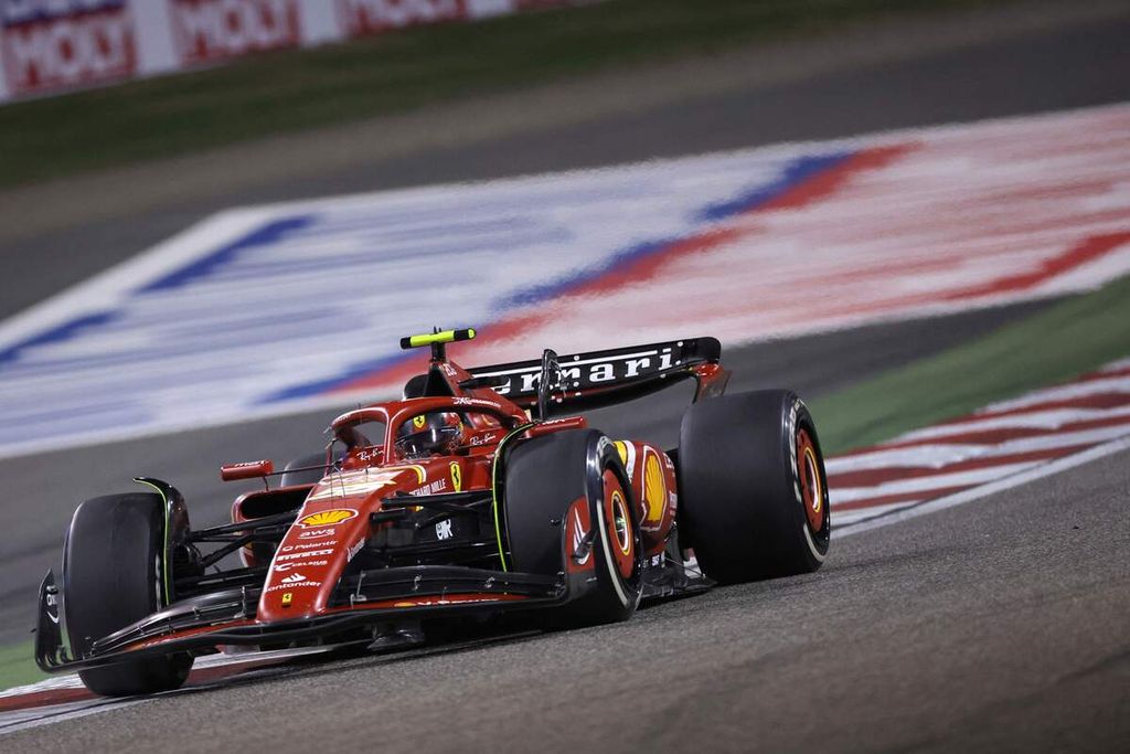 Pebalap Ferrari, Carlos Sainz Jr, memacu mobilnya saat balapan pembuka Grand Prix Formula 1 2024 di Sirkuit Internasional Bahrain, di Sakhir, Sabtu (2/3/2024). 