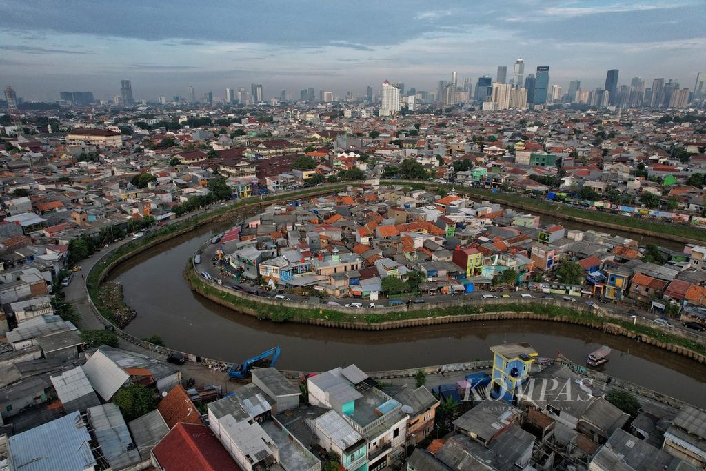 Lanskap hunian padat penduduk di kawasan Bukit Duri dan Kampung Melayu, Jakarta, Senin (10/7/2023). Pemerintah menargetkan kemiskinan ekstrem turun menjadi nol persen pada tahun 2024. 
