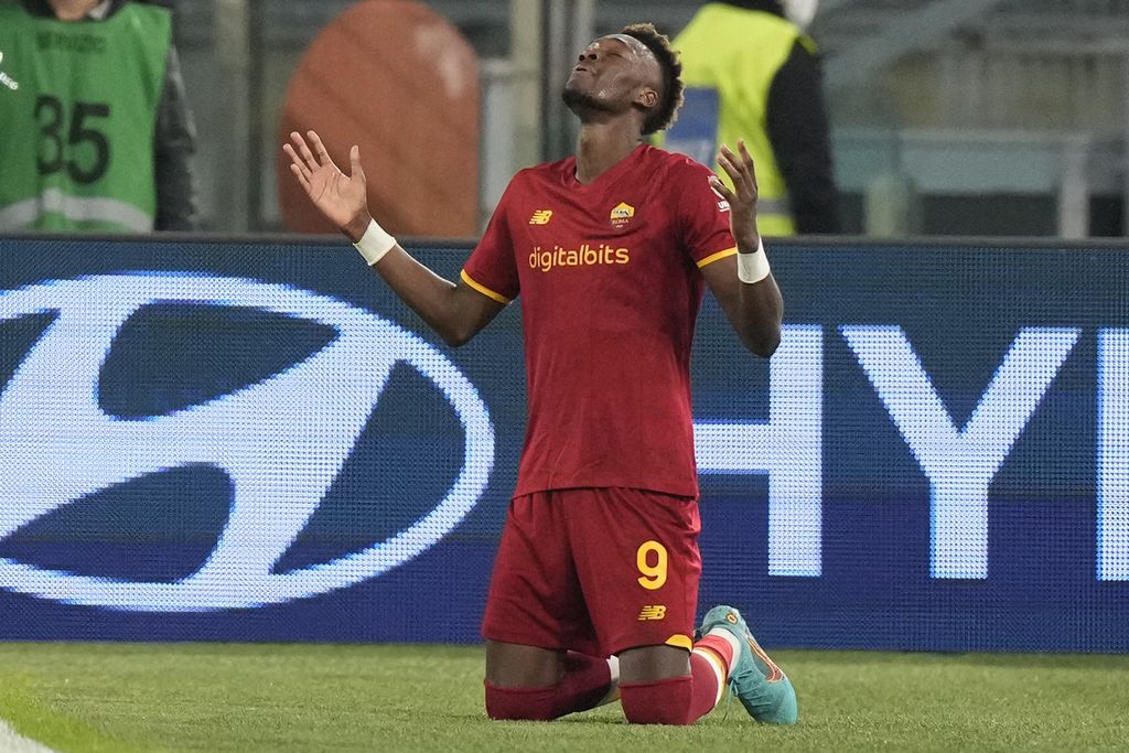 Pemain AS Roma Tammy Abraham melakukan selebrasi setelah mencetak satu-satunya gol dalam pertandingan Liga Italia antara AS Roma dan Atalanta di Stadion Olimpico, Roma, Minggu (6/3/2022).