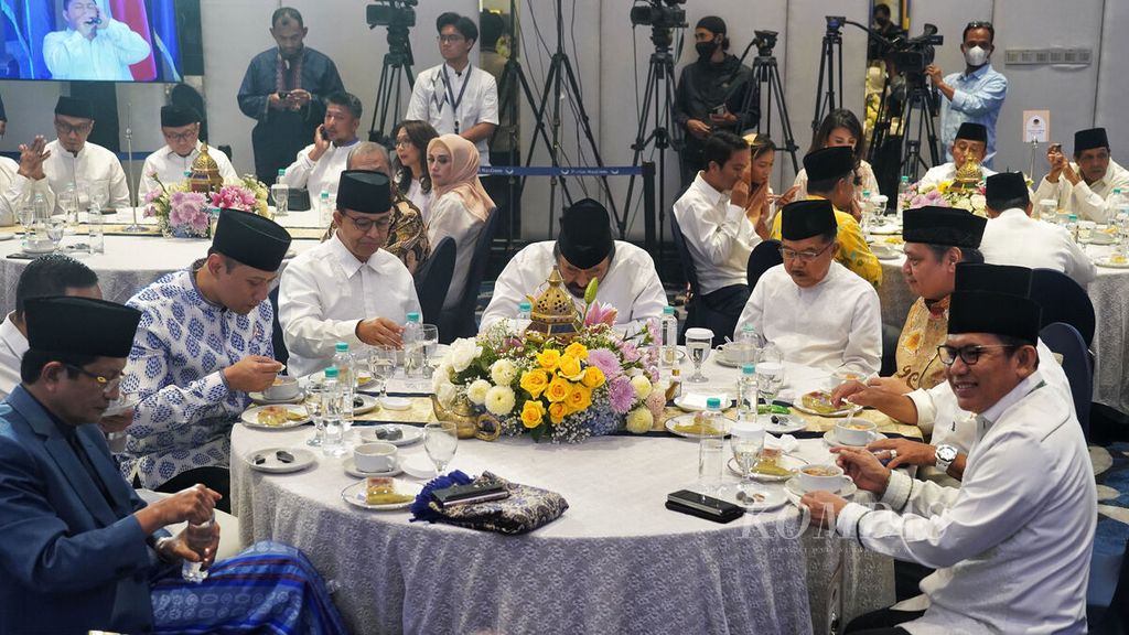 Suasana meja utama para tokoh di Ballroom Kantor DPP Partai Nasdem di Nasdem Tower, Jakarta, saat acara Buka Bersama Partai Nasdem, Sabtu (25/3/2023).