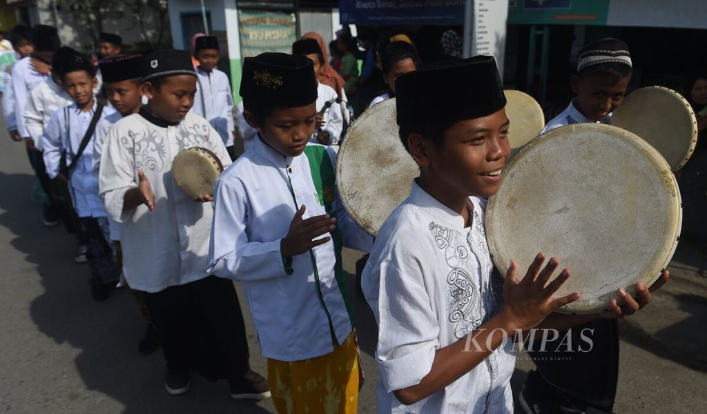 Hundreds of <i>santri </i> took part in the National Santri Day parade in Diwek District, Jombang Regency, East Java, Saturday (22/10/2022). The activity was attended by all Islamic elementary schools in Diwek sub-district.