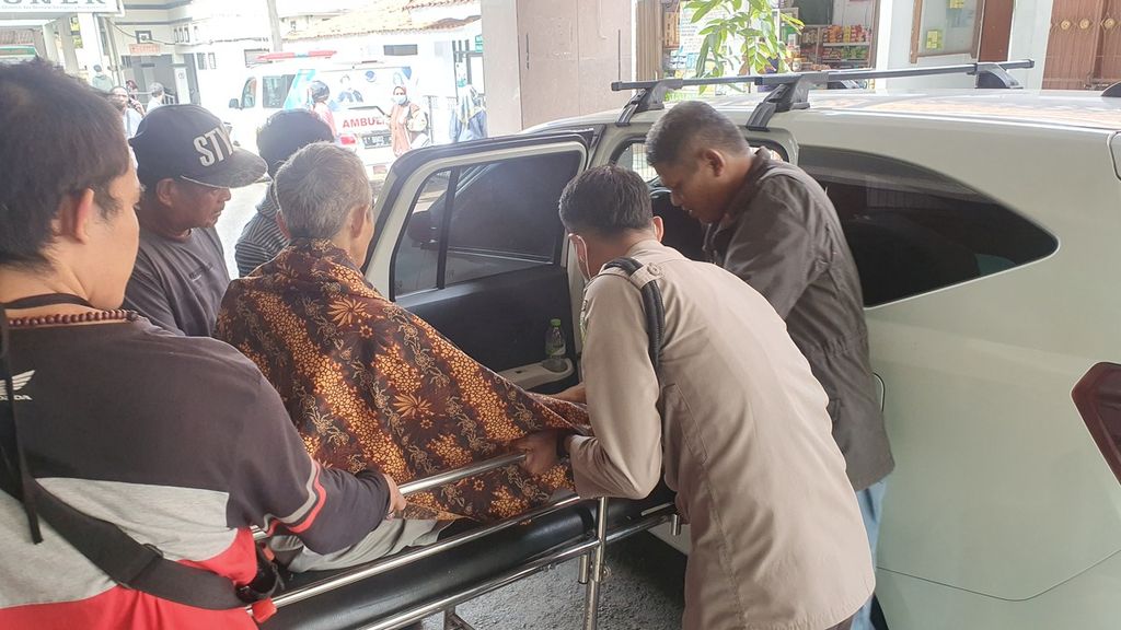 Aminuddi, seorang korban selamat, saat masuk ke dalam mobil. Dia menjadi salah satu korban luka dalam kecelakaan tunggal yang melibatkan minibus di Tol Cikopo-Palimanan atau Cipali Km 84 pada Kamis (20/4/2023). Pria lanjut usia tersebut mengalami patah tulang bahu dan sudah dirawat di Rumah Sakit Daerah Ciereng, Subang, Jawa Barat.