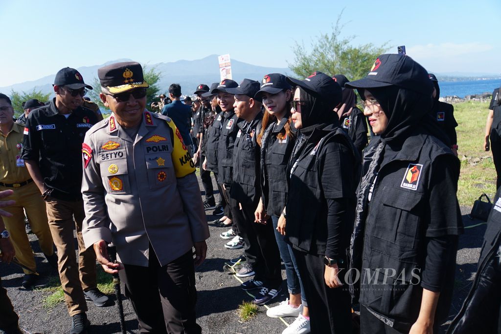 Kepala Polda Sulawesi Utara Inspektur Jenderal Setyo Budiyanto menyapa 500-an anggota pengawas kecamatan yang mengikuti apel siaga yang digelar Badan Pengawas Pemilu (Bawaslu) Sulut di Manado, Selasa (21/11/2023). Apel tersebut digelar untuk mengonsolidasi kesiapan pengawasan Pemilu 2024.