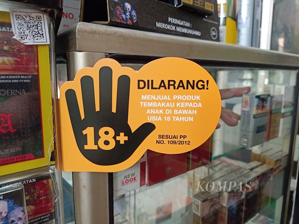 Pedagang rokok menata dan menyusun dagangannya untuk menarik konsumen. Aturan pengendalian tembakau di Indonesia dinilai masih lemah sehingga jumlah anak yang merokok terus meningkat.