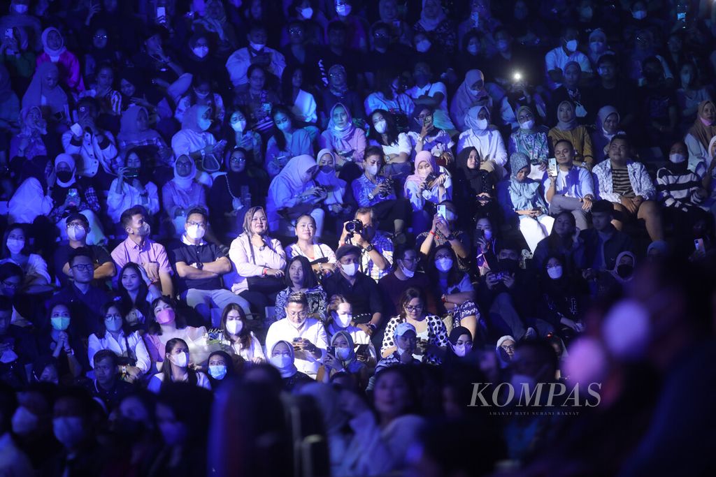 Penonton konser "Rossa 25 Shinning Years Concert" di Istora Senayan, Jakarta, Jumat (27/5/2022).