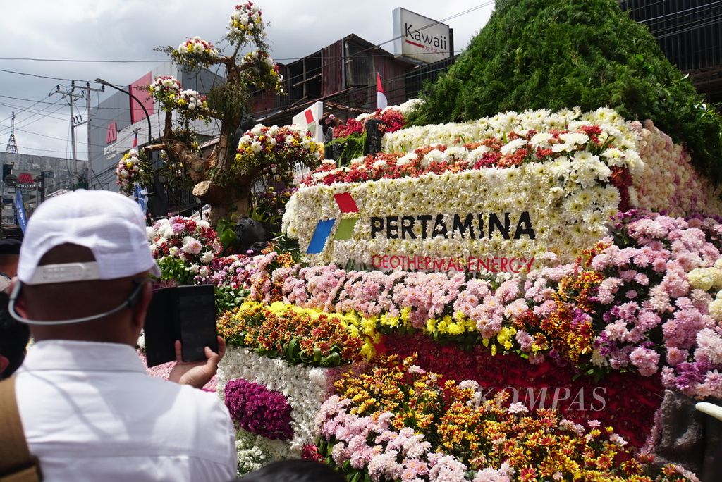 Kendaraan hias atau <i>float </i>milik PT Pertamina Geothermal Energy tampil dalam parade bunga sekaligus turnamen kendaraan hias Tomohon International Flower Festival, Sabtu (12/8/2023), di Tomohon, Sulawesi Utara.