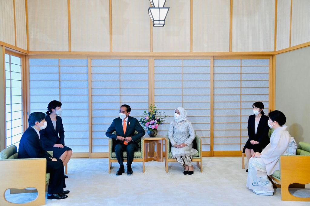 Presiden Jokowi dan Nyonya Iriana melakukan kunjungan kehormatan kepada Kaisar Naruhito dan Permaisuri Masako di Istana Kekaisaran Jepang, Tokyo, Rabu (27/7/2022).