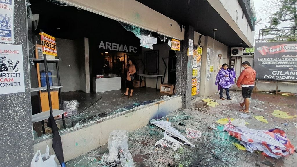 Kondisi toko yang ada di kantor Arema FC di Jalan Mayjen Panjaitan, Kota Malang, Jawa Timur, yang rusak setelah unjuk rasa oleh yang kelompok suporter yang mengatasnamakan diri "Arek Malang Bersatu", Minggu (29/1/2023).