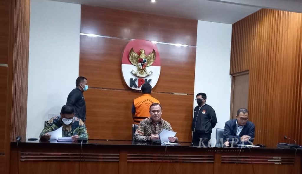 Ketua Komisi Pemberantasan Korupsi (KPK) Firli Bahuri (tengah) menyampaikan penahanan terhadap eks Kepala Subbagian Penerapan Pidana dan HAM Bagian Penerapan Hukum pada Biro Bantuan Hukum Divisi Hukum Mabes Polri AKBP Bambang Kayun, Selasa (3/1/2023), di Jakarta. 