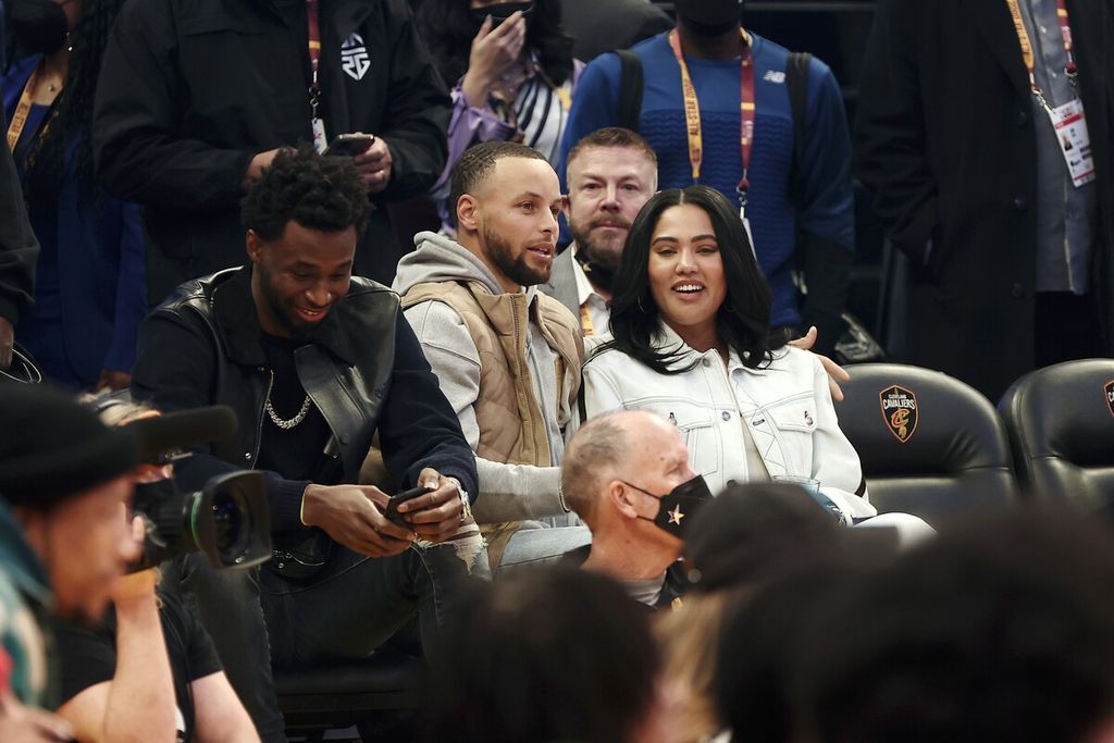 Stephen Curry dan istrinya, Ayesha Curry, menyaksikan AT&T Slam Dunk Contest, salah satu mata acara akhir pekan NBA All-Star 2022 di Rocket Mortgage Fieldhouse, Cleveland, Ohio, Sabtu (19/2/2022). 