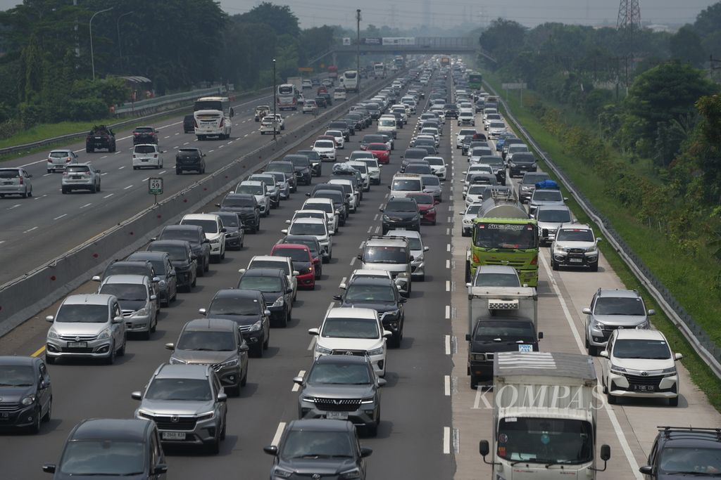 The heavy traffic flow returns on the Cikampek Toll Road at Km 59 in Karawang Regency, West Java, on Sunday (14/4/2024) at 11:30 AM. It is predicted that around 1.87 million vehicles will be returning to Jabodetabek during the period of 10-18 April 2024. Jasa Marga is applying a 20% toll discount for all types of vehicles on the return flow passing through the Trans-Java Toll Road from Semarang to Jakarta. Starting from Saturday (13/4/2024) at 3:00 PM, a one-way traffic system is put in place from Kalikangkung or Kilometer (Km) 414 Toll Gate towards the west to the main Cikampek Toll Gate at Km 72. KOMPAS/AGUS SUSANTO (AGS)