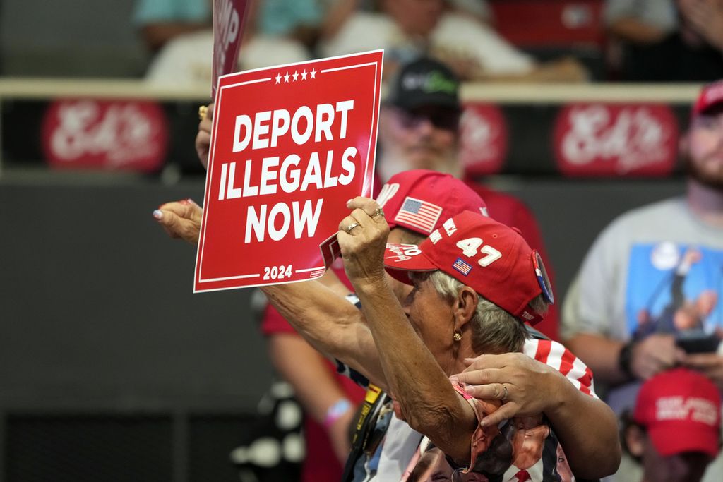 Para pendukung memegang poster sebelum calon presiden dari Partai Republik mantan Presiden Donald Trump berpidato dalam kampanye pada Rabu (24/7/2024), di Charlotte, North Carolina, AS. 