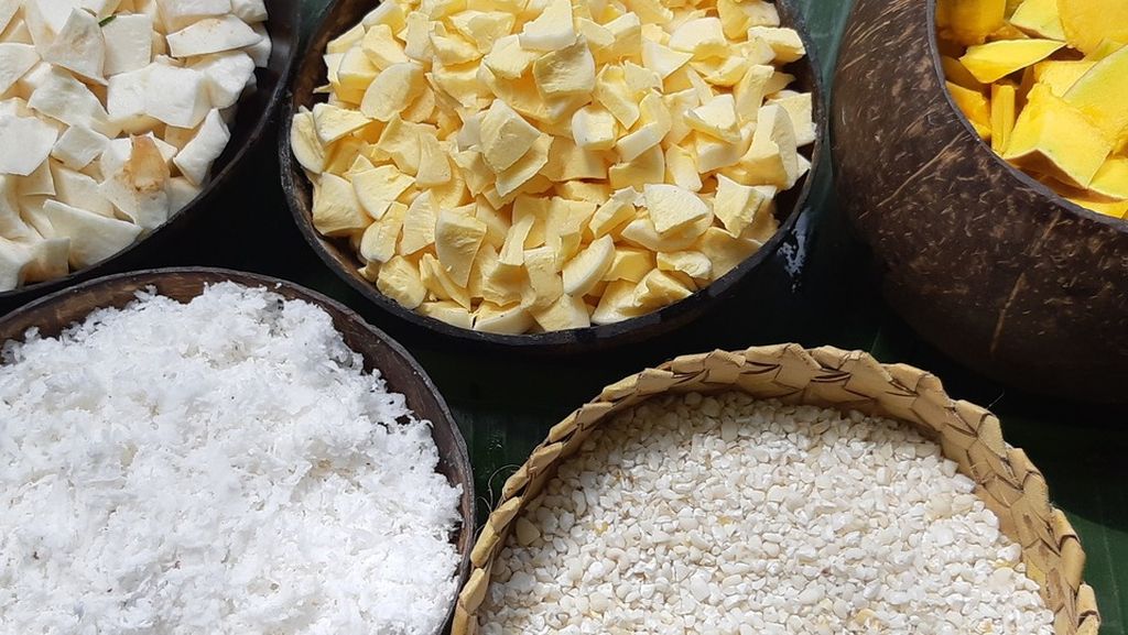 Sumber karbohidrat yang dimanfaatkan oleh warga Watublapi, Nusa Tenggara Timur, untuk campuran bubur, yakni singkong, jagung pulut, labu, ubi, dan talas.