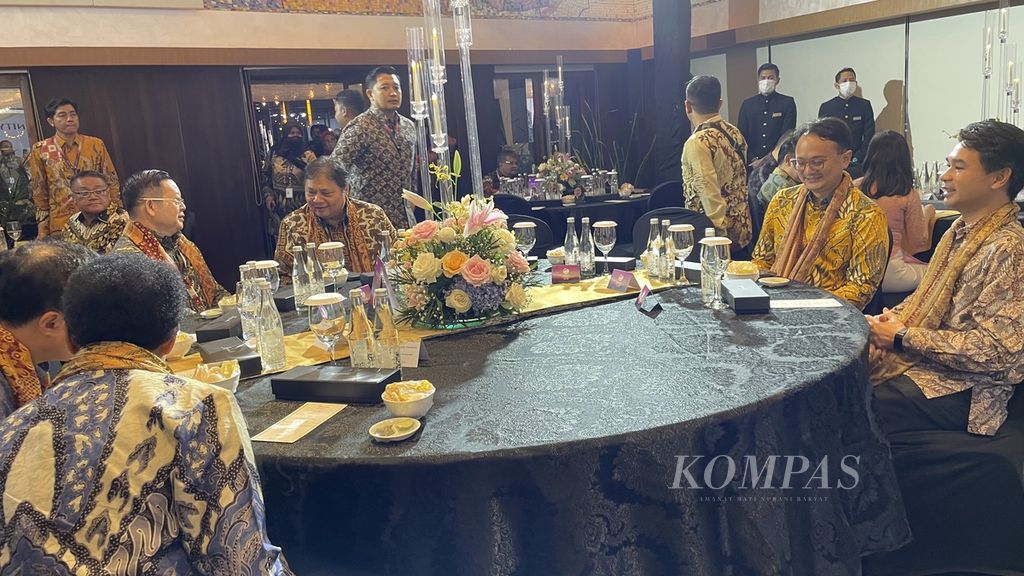 Menteri Koordinator Bidang Perekonomian Airlangga Hartarto menyambut sejumlah delegasi dalam makan malam bersama di Hotel Indonesia Kempinski, Jakarta, Sabtu (6/5/2023). Makan malam tersebut merupakan salah satu rangkaian acara Pertemuan Dewan Masyarakat Ekonomi ASEAN (AEC) ke-22.