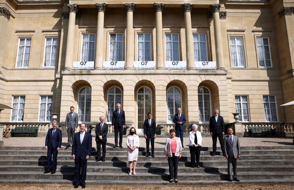 Para menteri keuangan negara-negara kelompok G7 bersama mitra tengah menjalani sesi foto di Lancaster House, di London, Sabtu (5/6/2021). G7 sepakat tentang tarif minimum pajak penghasilan korporasi global sebesar 15 persen.