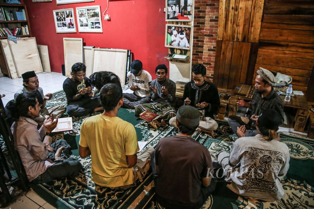 Sejumlah santri yang berasal dari anak jalanan dan anak punk bertadarus bersama di Pesantren Tasawuf Underground, Ciputat, Tangerang Selatan, Banten, Sabtu (9/4/2022).