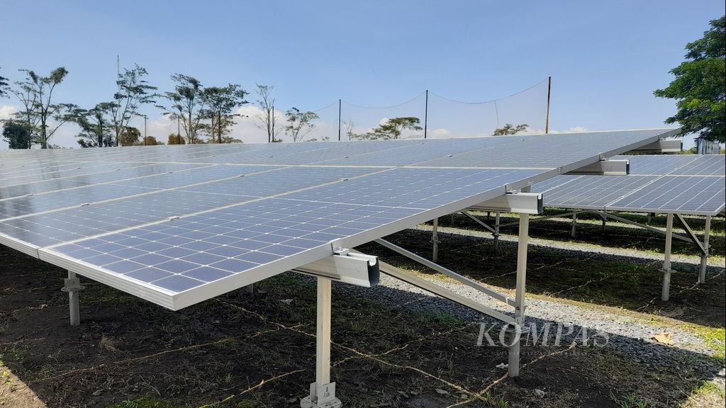 Deretan panel surya yang ada di dalam area kampus Institut Teknologi Nasional Malang, Jawa Timur, yang diresmikan oleh Kepala Staf Kepresidenan Moeldoko, Rabu (23/3/2022). PLTS ini memiliki kapasitas daya 500 KWp.