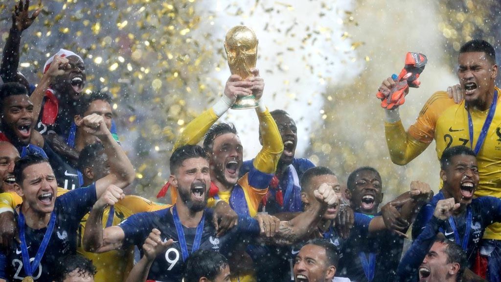 Para pemain Perancis merayakan keberhasilan menjuarai Piala Dunia Rusia 2018 di Stadion Luzhniki, Moskwa, Rusia, 15 Juli 2018. Mereka mengalahkan Kroasia, 4-2, di final. 