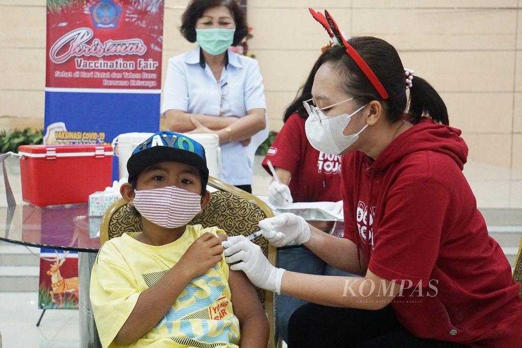 Seorang anak menerima vaksin Covid-19 di Graha Gubernuran, Manado, Sulawesi Utara, Rabu (15/12/2021).