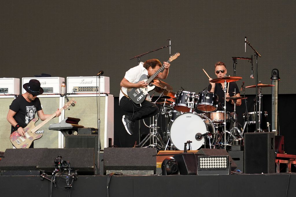 Dari kiri: Jeff Ament, Eddie Vedder, dan Matt Cameron dari Pearl Jam tampil dalam acara BST Hyde Park di London, Inggris, Jumat (8/7/2022). 