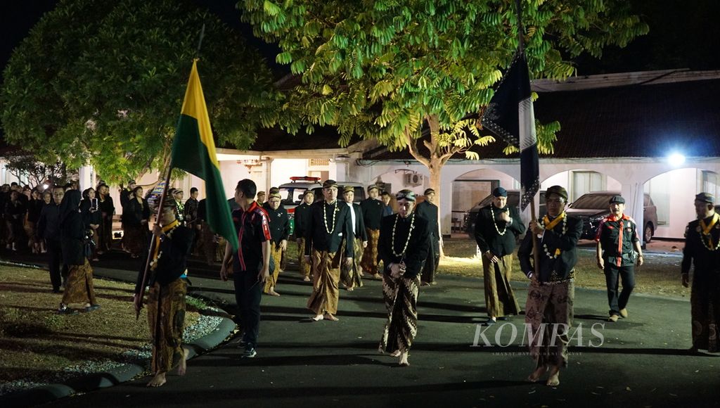 Gusti Pangeran Haryo Paundrakarna Jiwo Suryonegoro (keempat dari kiri) ketika menjadi pemimpin, atau <i>cucuking lampah</i>, ritual tapa bisu dalam peringatan pergantian tahun Jawa, atau Malam Satu Sura, di Pura Mangkunegaran, Kota Surakarta, Jawa Tengah, Selasa (18/7/2023) malam. Ritual berlangsung khusyuk. Momen refleksi itu diharapkan memberikan kebaikan.