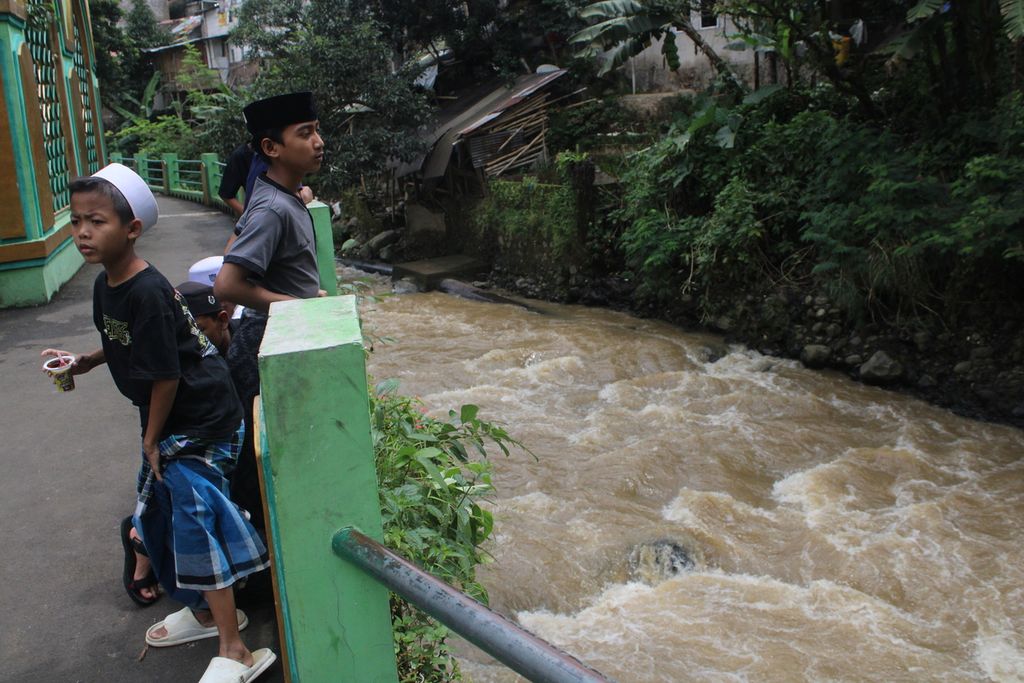 Sejumlah santri mengamati Sungai Cikapundung, di Kelurahan Ciumbuleuit, Kecamatan Cidadap, Kota Bandung, Jawa Barat, Jumat (8/3/2024). Sehari sebelumnya, tiga santri dari Pesantren Nurul Huda terseret arus di lokasi ini dan masih dalam pencarian hingga Jumat ini.